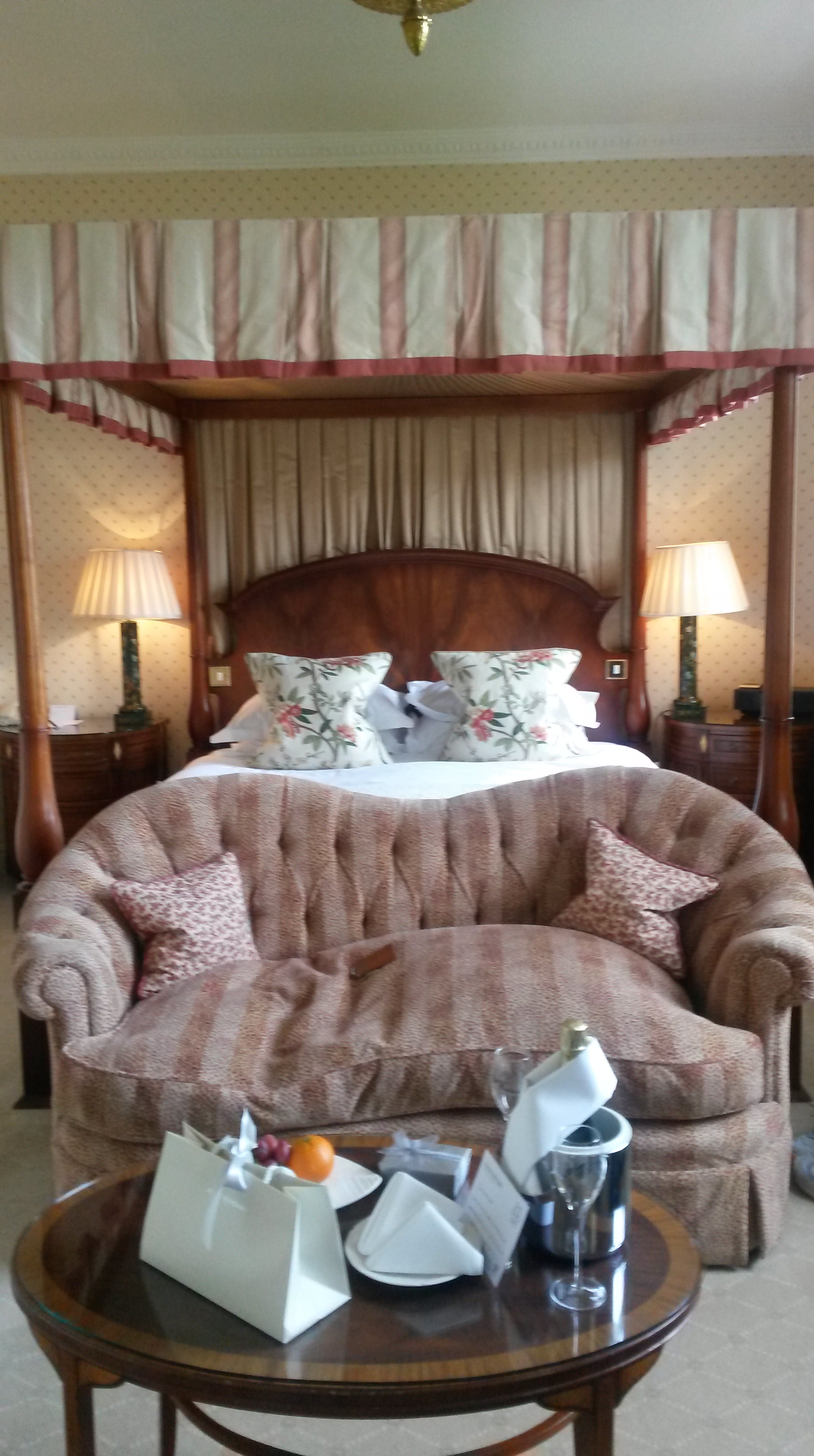 Four poster bed, oh yes!